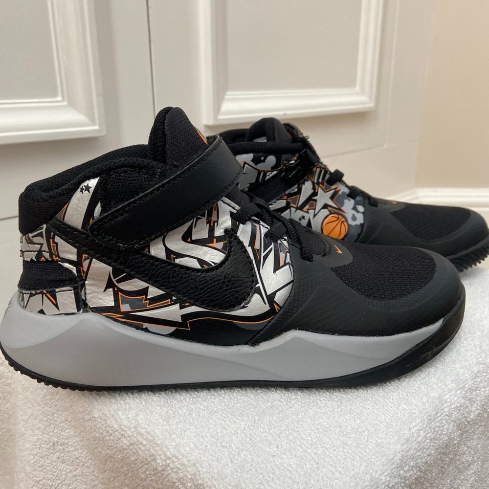 Nike Team Hustle D 9 FlyEase Grft PS  Boys Size 2.5Y